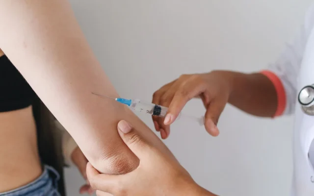 Cadru apropiat cu administrarea unei injecții în braț