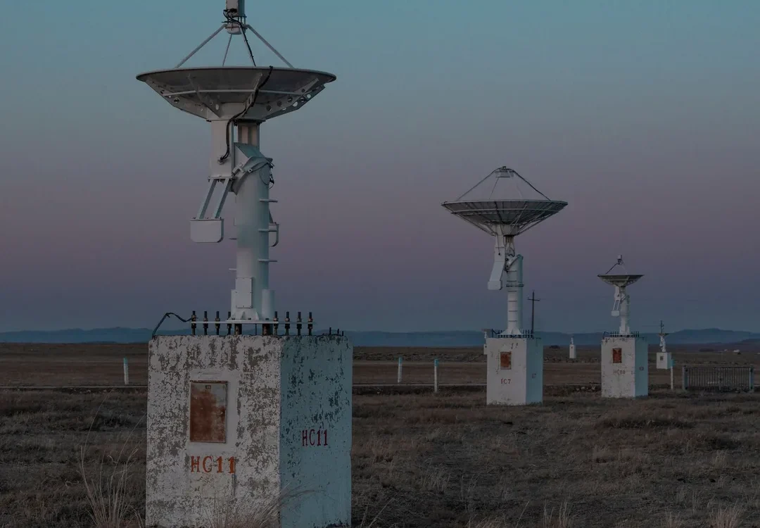 Stații terestre cu antene satelit la apus
