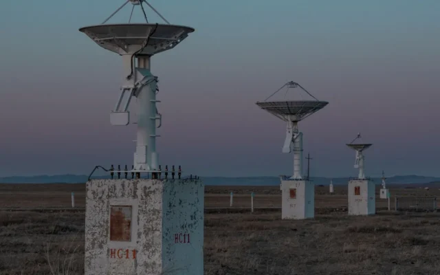 Stații terestre cu antene satelit la apus