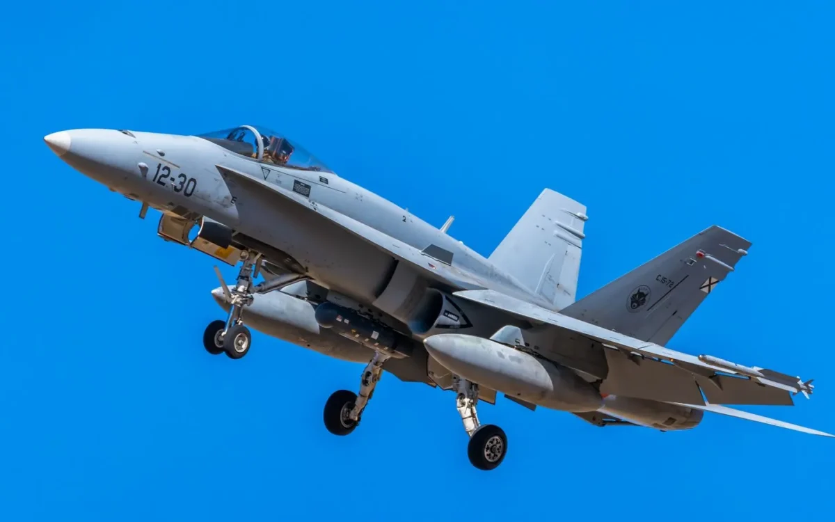 Avion de vânătoare F/A-18 în zbor pe cer senin