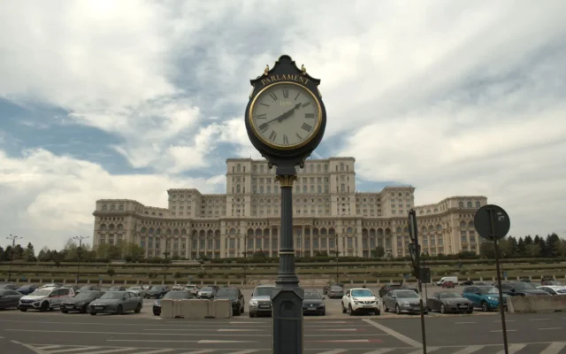 Ceas stradal în fața Palatului Parlamentului din București