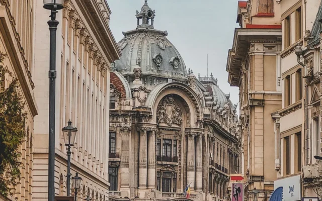 Clădire istorică și pietoni pe o stradă urbană