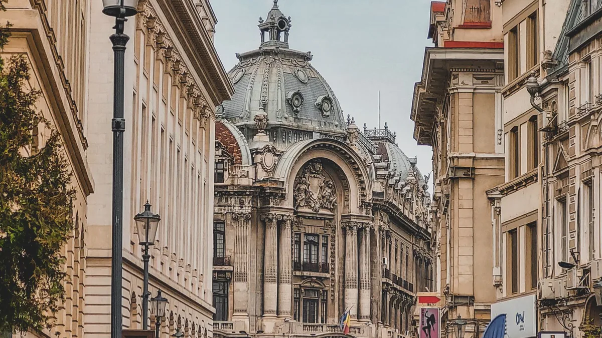 Clădire istorică și pietoni pe o stradă urbană