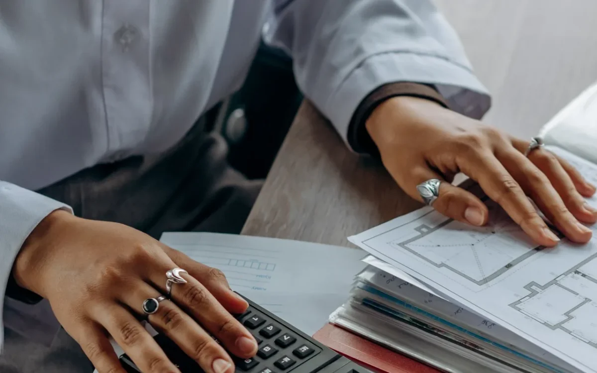 Persoană care calculează date din documente financiare