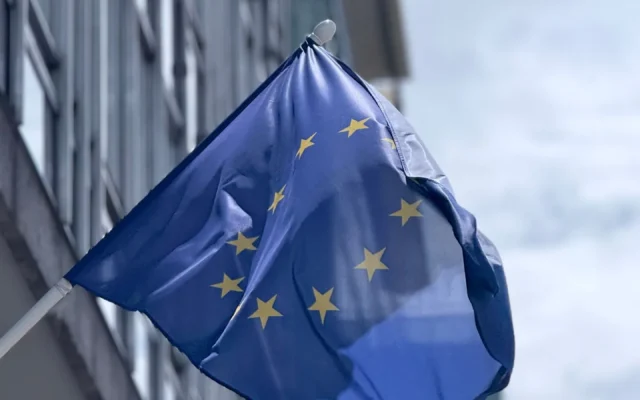 Drapelul Uniunii Europene în fața unei clădiri