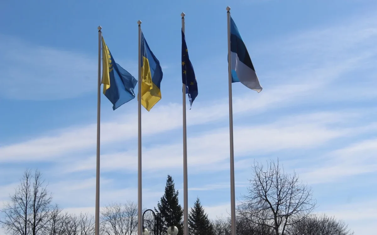 Drapelele Ucrainei și Uniunii Europene alături de cel al Estoniei