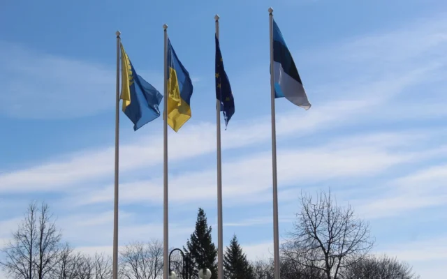 Drapelele Ucrainei și Uniunii Europene alături de cel al Estoniei