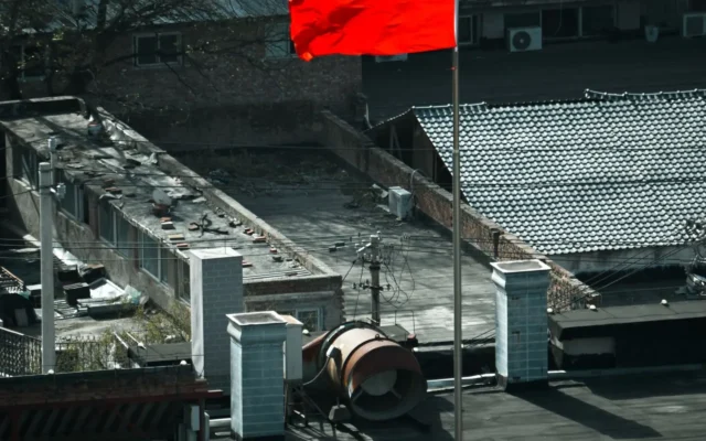 Drapelul Chinei arborat pe o clădire din Beijing