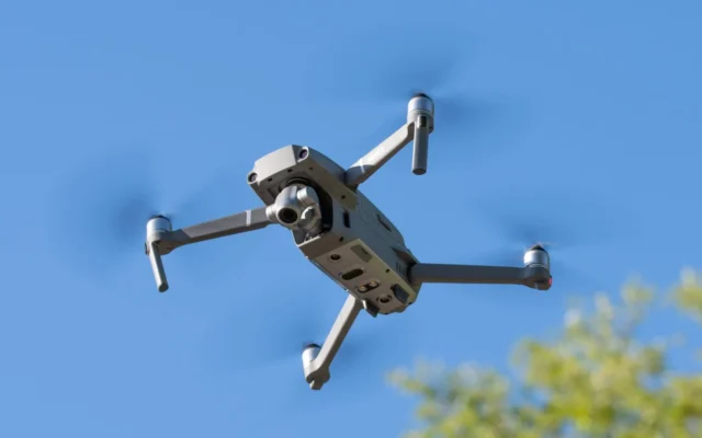 Dronă de mici dimensiuni în zbor pe cer senin