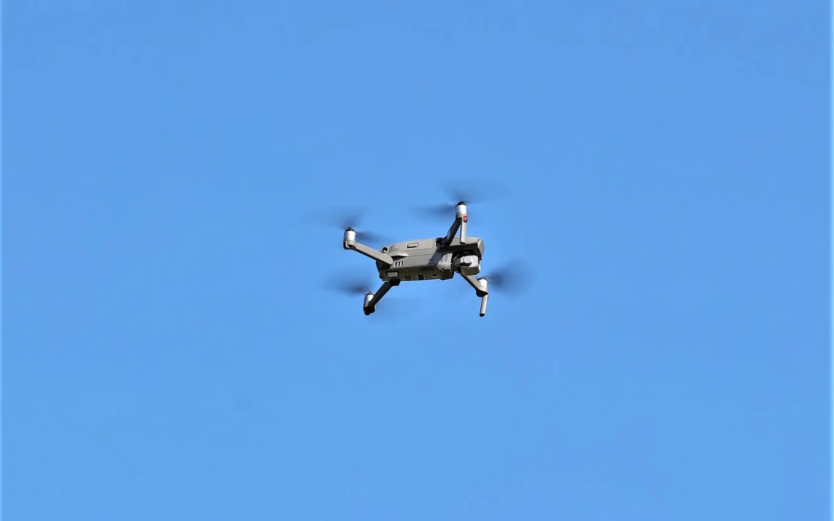 Dronă fotografiată în zbor pe cer albastru