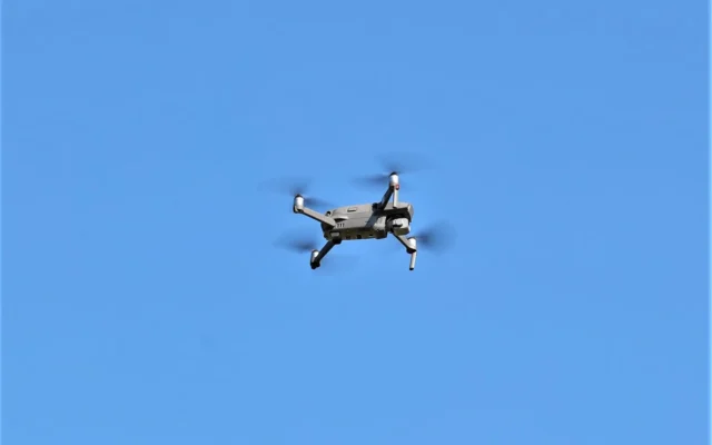 Dronă fotografiată în zbor pe cer albastru