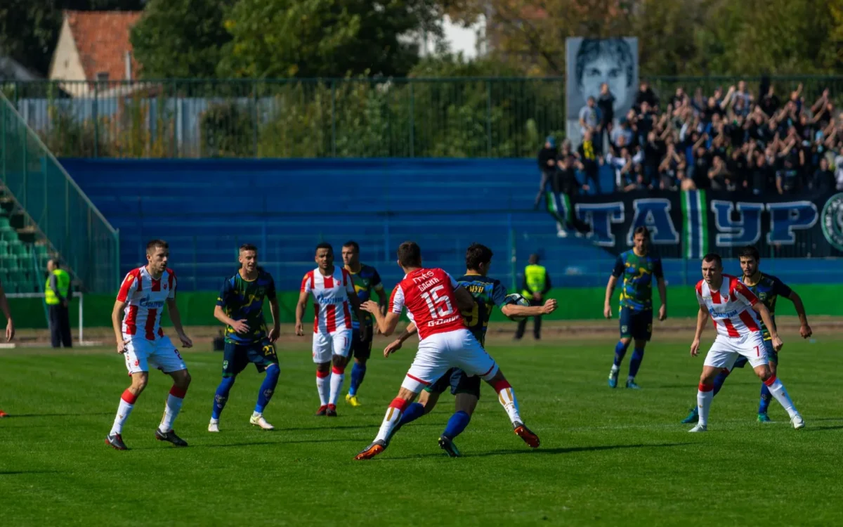 Fotbaliști în timpul unui meci pe teren