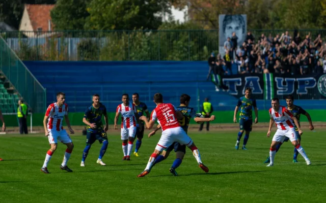 Fotbaliști în timpul unui meci pe teren