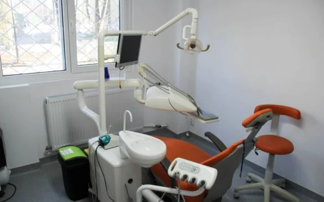 Interiorul unui cabinet stomatologic Kirilova Dent, cu fotoliu și echipament dentar