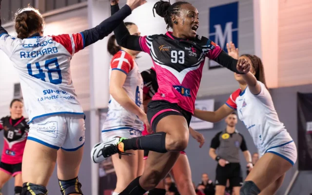 Jucătoare de handbal în timpul unui meci