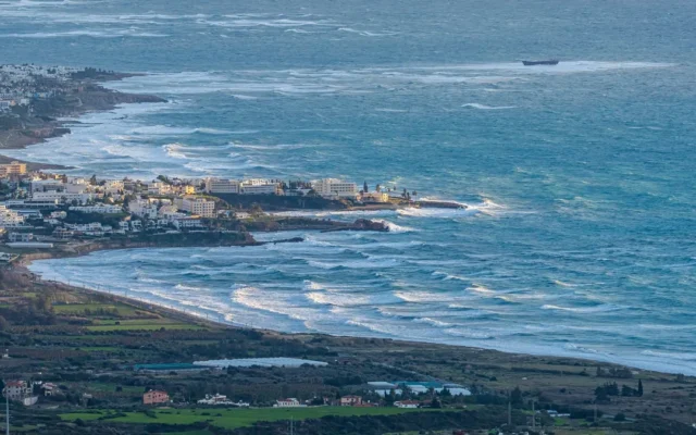 Localitate de coastă și mare văzute de sus