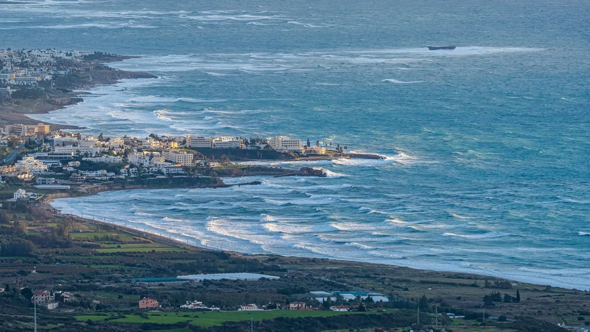 Localitate de coastă și mare văzute de sus