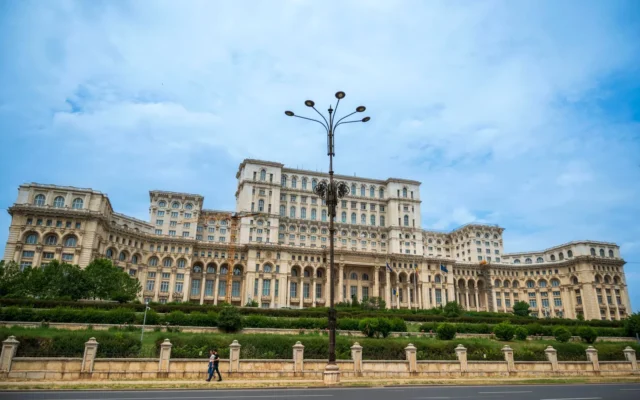 Palatul Parlamentului din București, fotografiat din față
