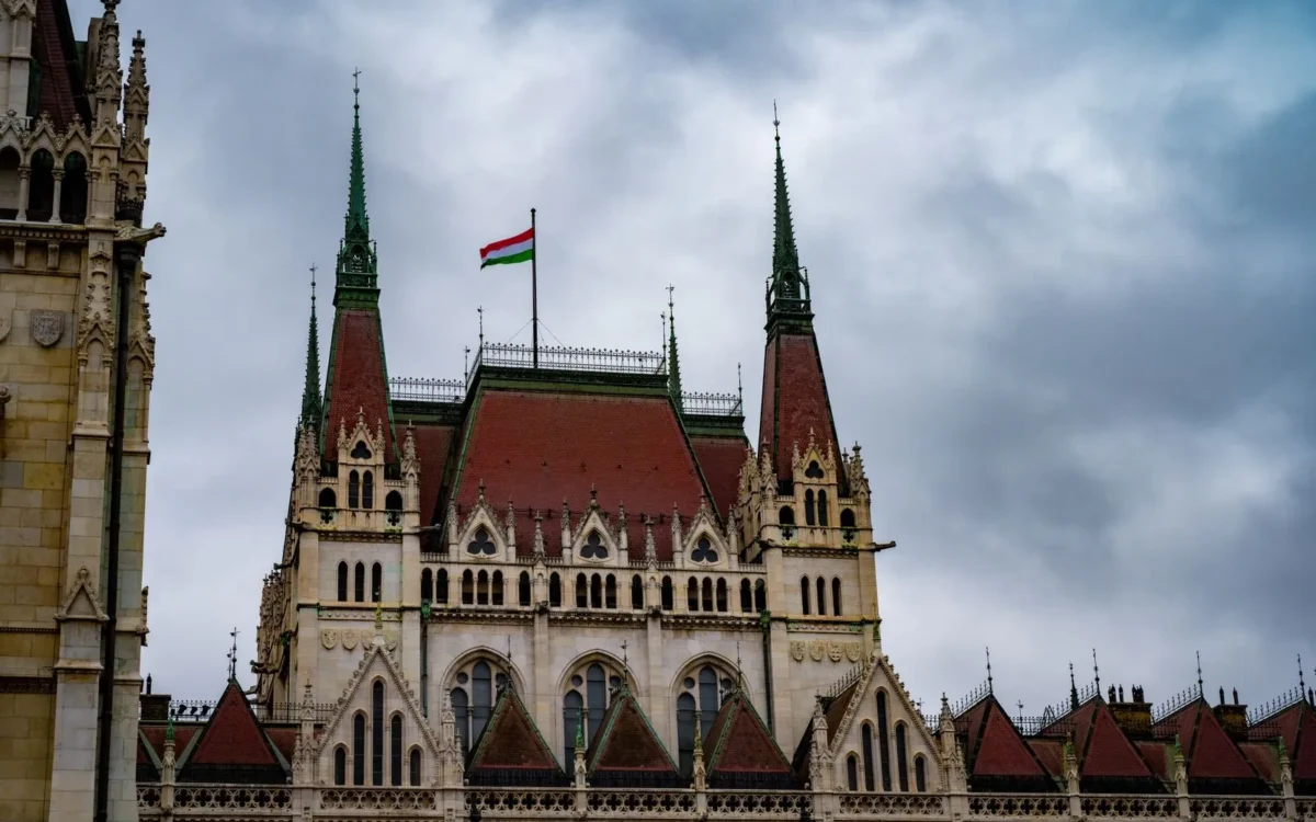 Clădirea Parlamentului Ungariei și drapelul național