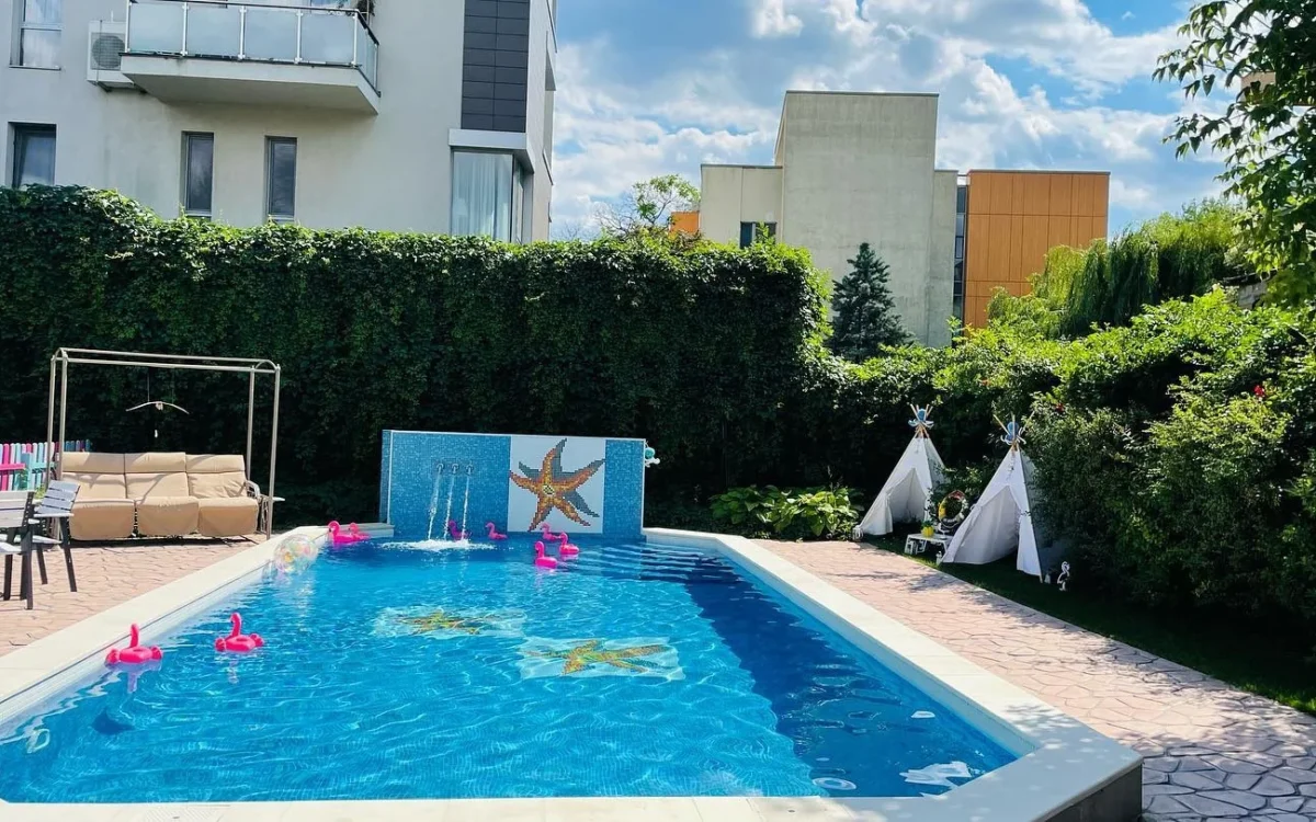 Piscină exterioară în curtea grădiniței Fata din Dafin