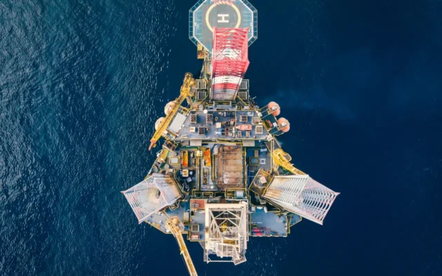 Platformă maritimă cu heliport pe mare