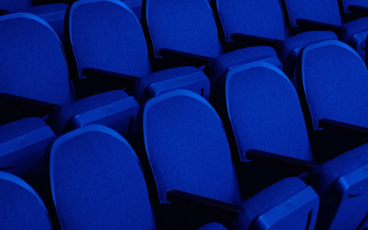 Scaune albastre într-o sală de cinema
