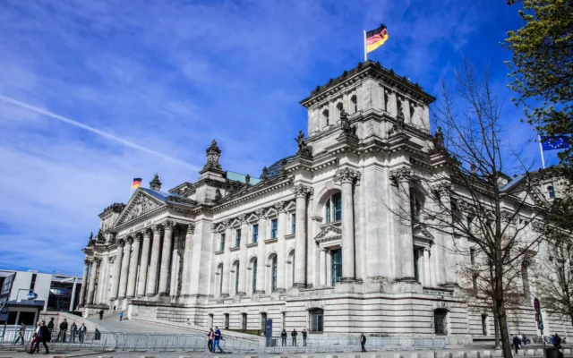 Clădirea Reichstagului din Berlin și drapele germane