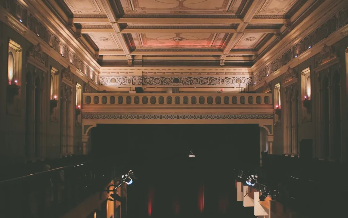 Interpreți pe scena unei săli de concert