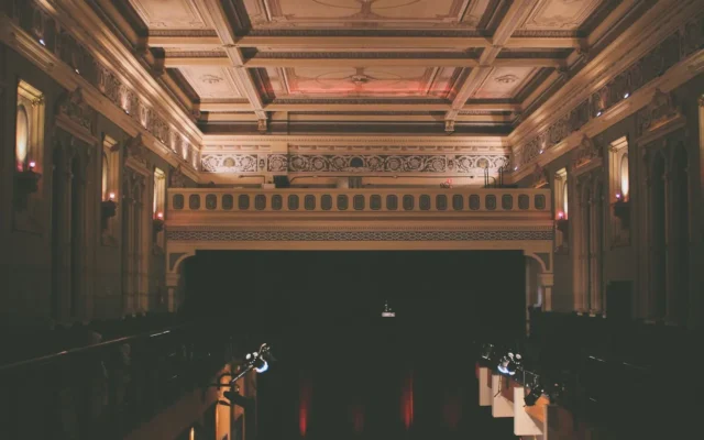 Interpreți pe scena unei săli de concert