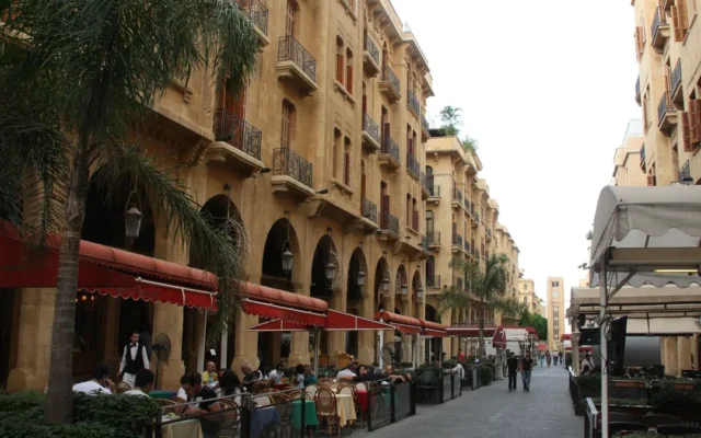 Stradă cu terase și clădiri în Beirut