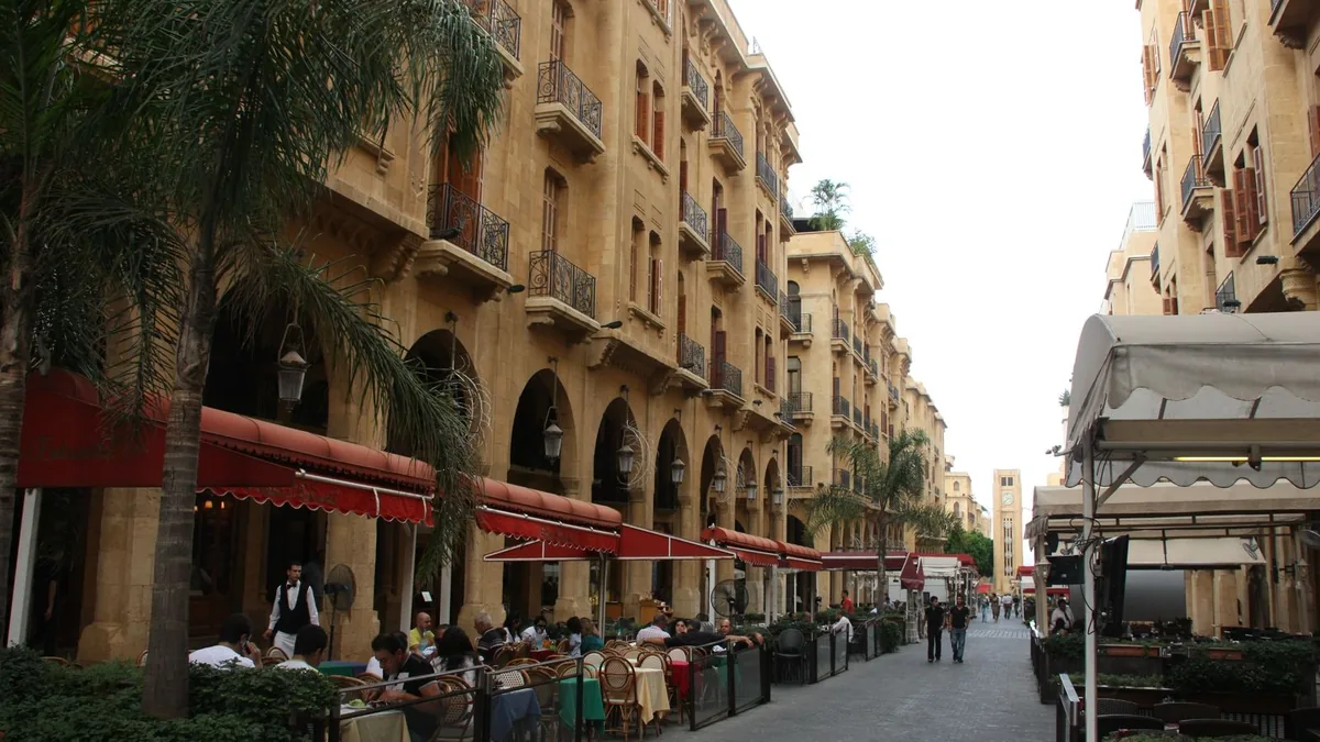 Stradă cu terase și clădiri în Beirut