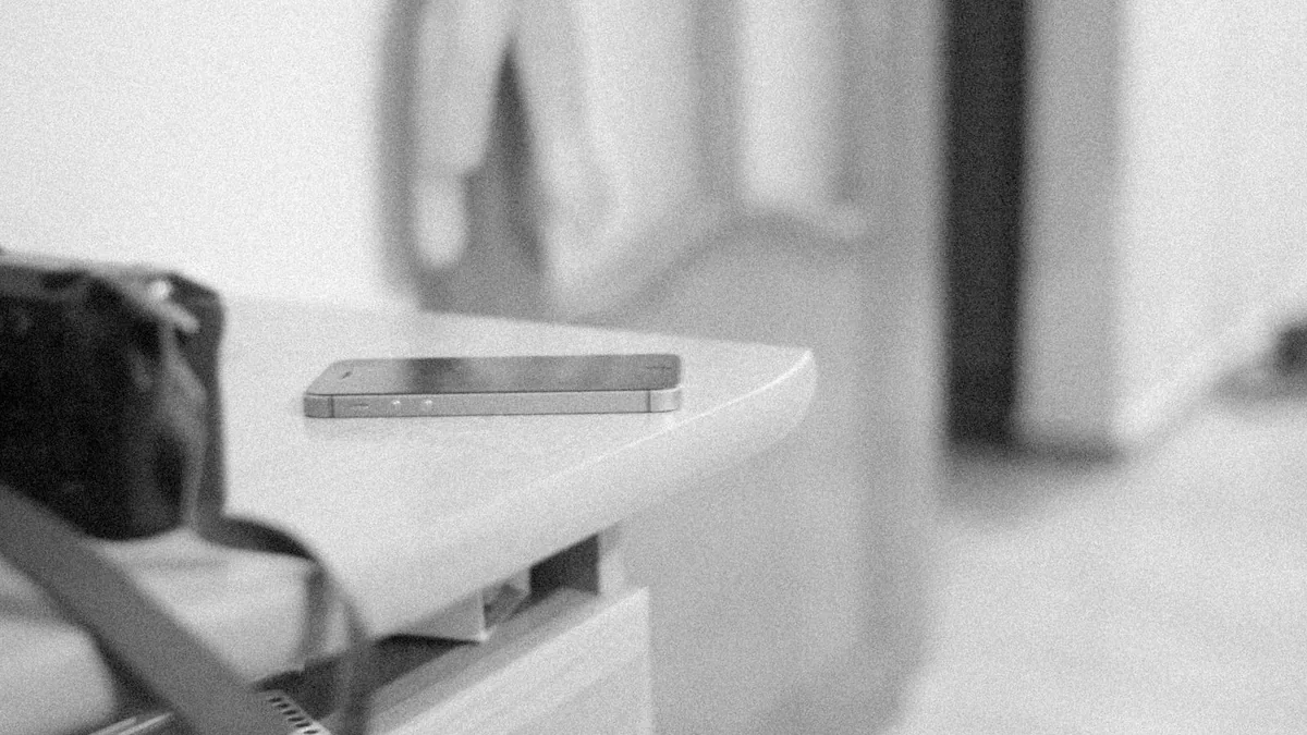 Telefon mobil pe o masă, într-o fotografie alb-negru