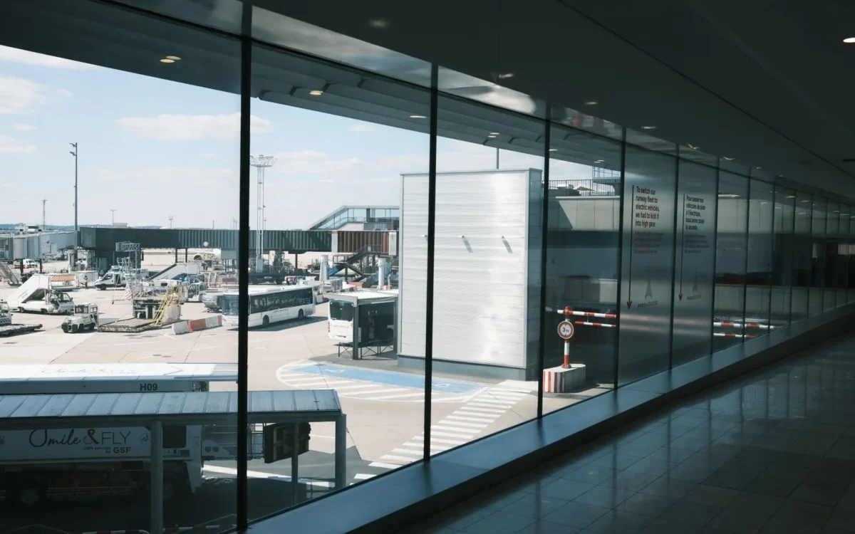 Terminal de aeroport cu vedere spre avioane