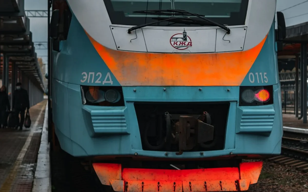 Tren alb și albastru oprit lângă peron