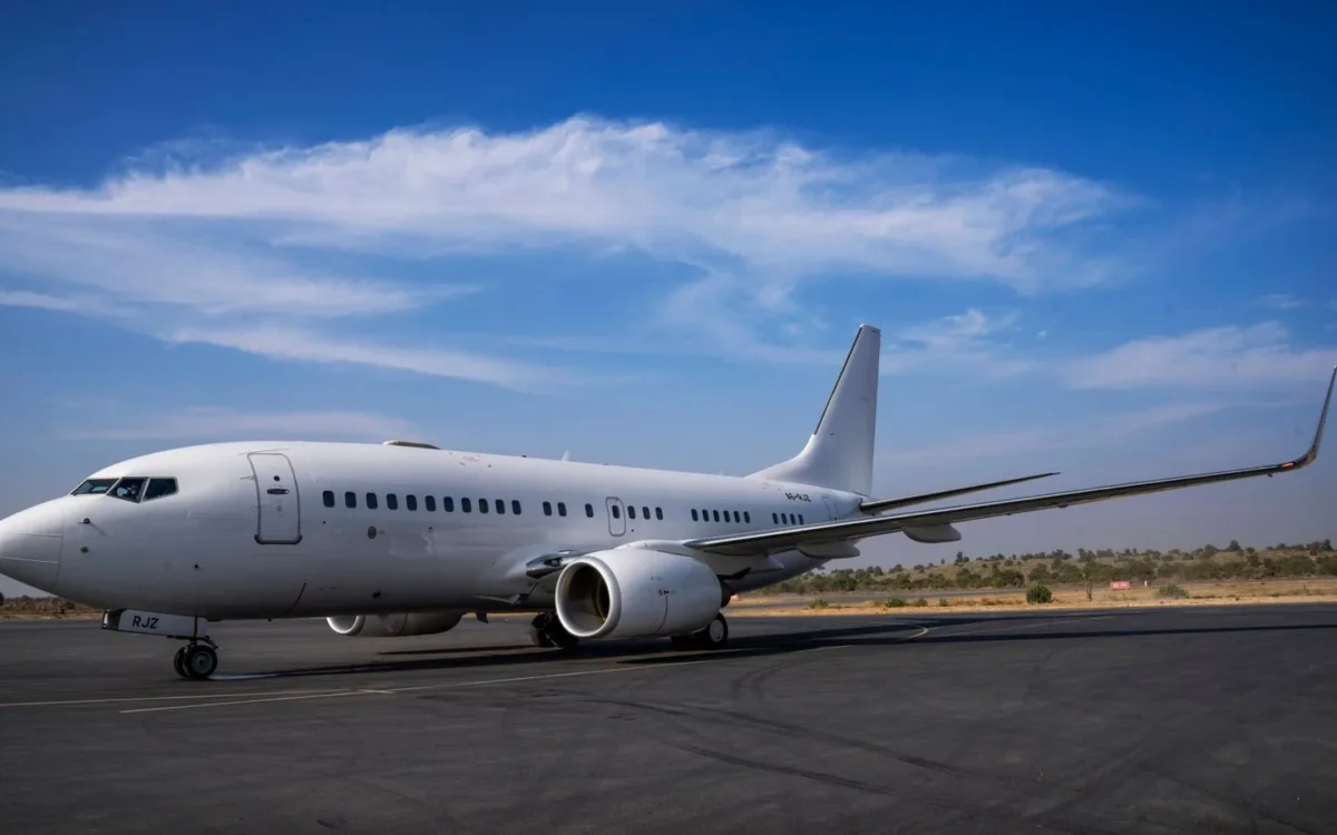 Avion comercial alb pe pista unui aeroport