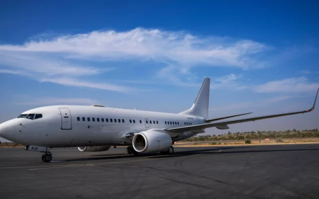 Avion comercial alb pe pista unui aeroport