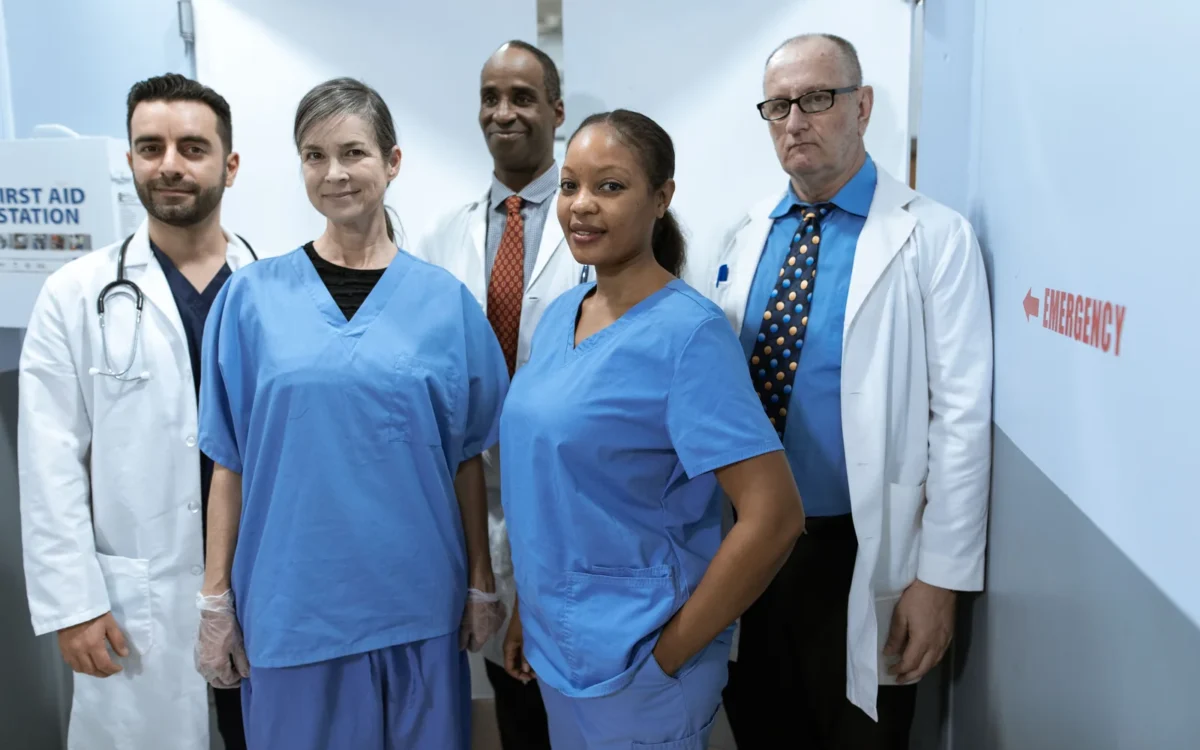 Cadre medicale în uniforme, într-un coridor de spital