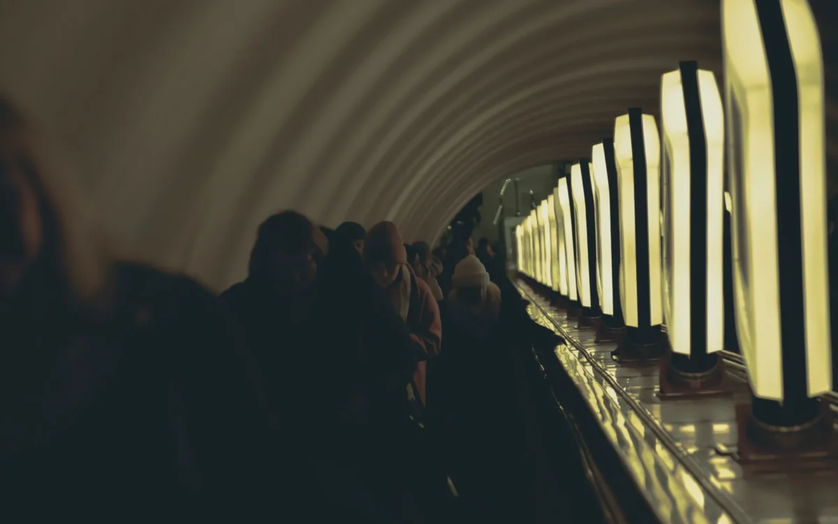 Călători pe o scară rulantă în metroul din Kiev