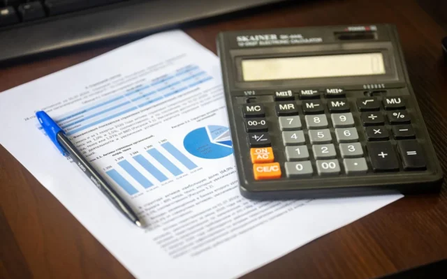 Calculator și raport financiar pe un birou