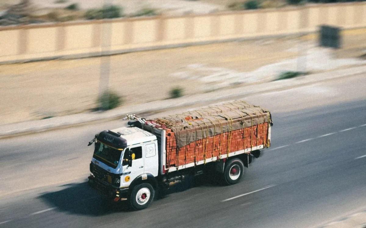 Camion de marfă în mers pe autostradă