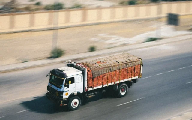 Camion de marfă în mers pe autostradă