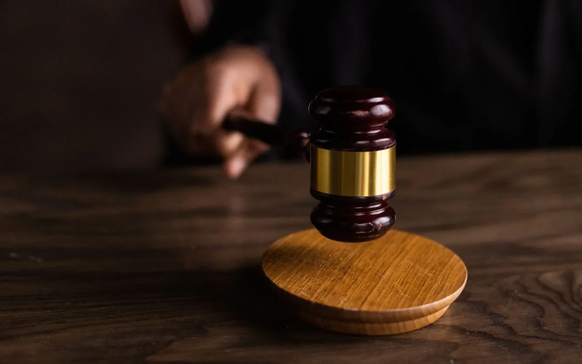 Ciocănel judecătoresc și suport rotund pe o masă de lemn