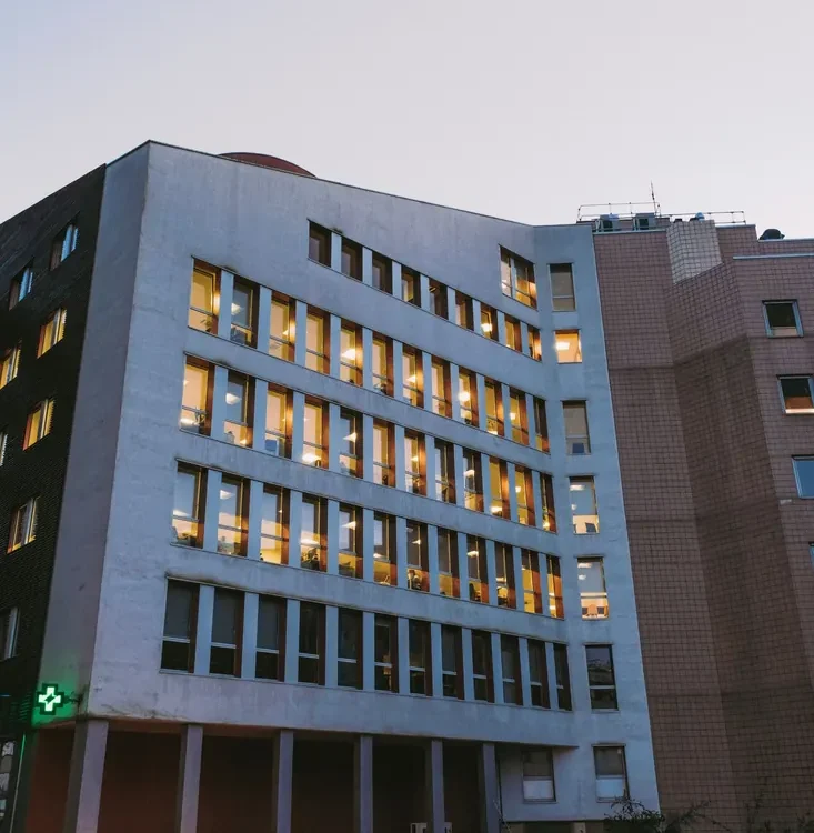 Clădire de spital cu ferestre luminate seara