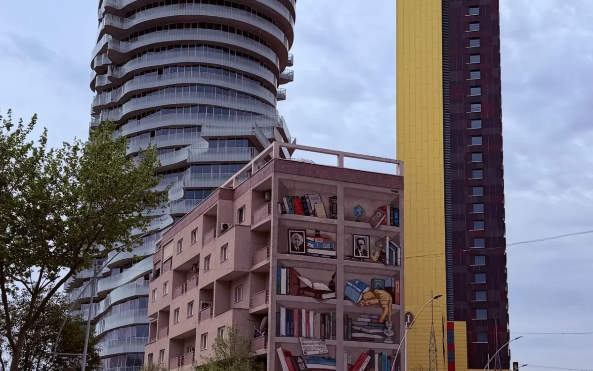 Clădiri moderne și stradă din Tirana