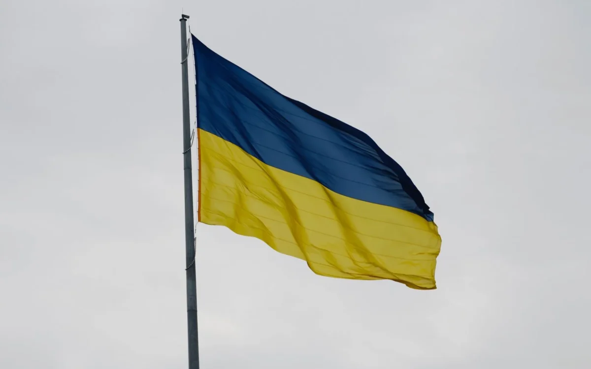 Drapel ucrainean albastru și galben pe catarg, sub cer cu nori