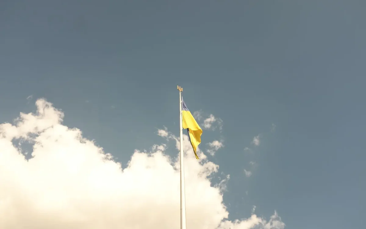 Drapelul Ucrainei arborat pe cer albastru