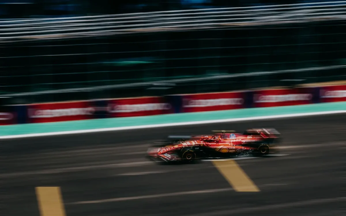 Mașină de curse în viteză pe circuit