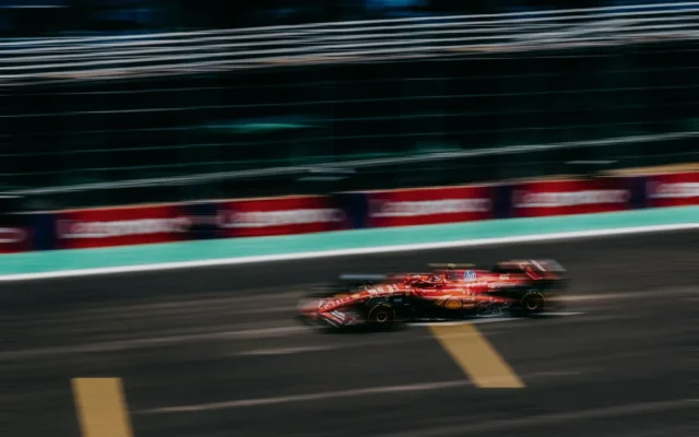 Mașină de curse în viteză pe circuit