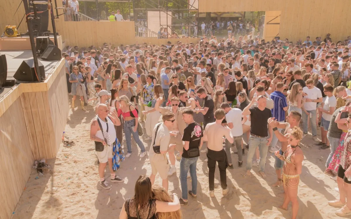 Mulțime adunată la un festival în aer liber
