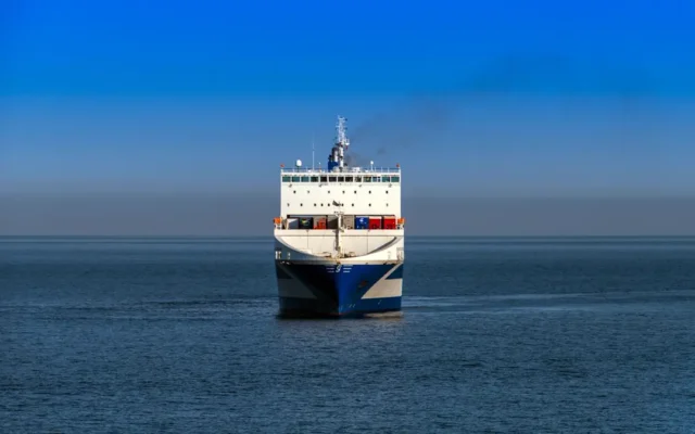 Navă comercială navigând pe mare sub cer senin